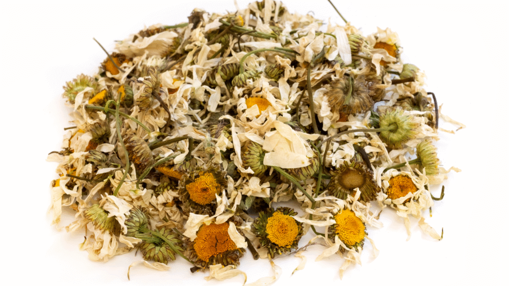 Flores secas de manzanilla listas para preparar en infusión, utilizadas como remedio casero para mejorar el sueño.